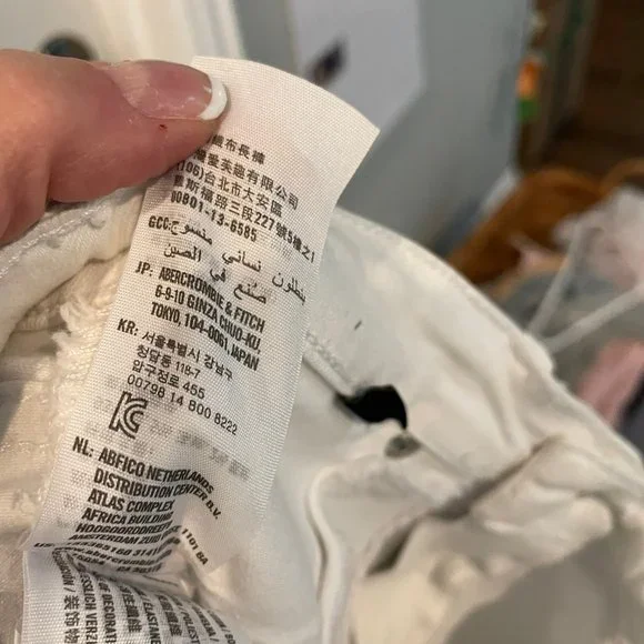 Abecrombie & Fitch Size 26 waist/28 length  - White Jeans - Picture 5 of 5